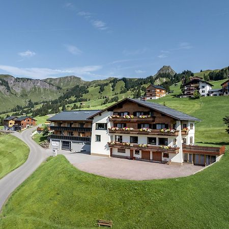 Pension Uga Damuels Bagian luar foto